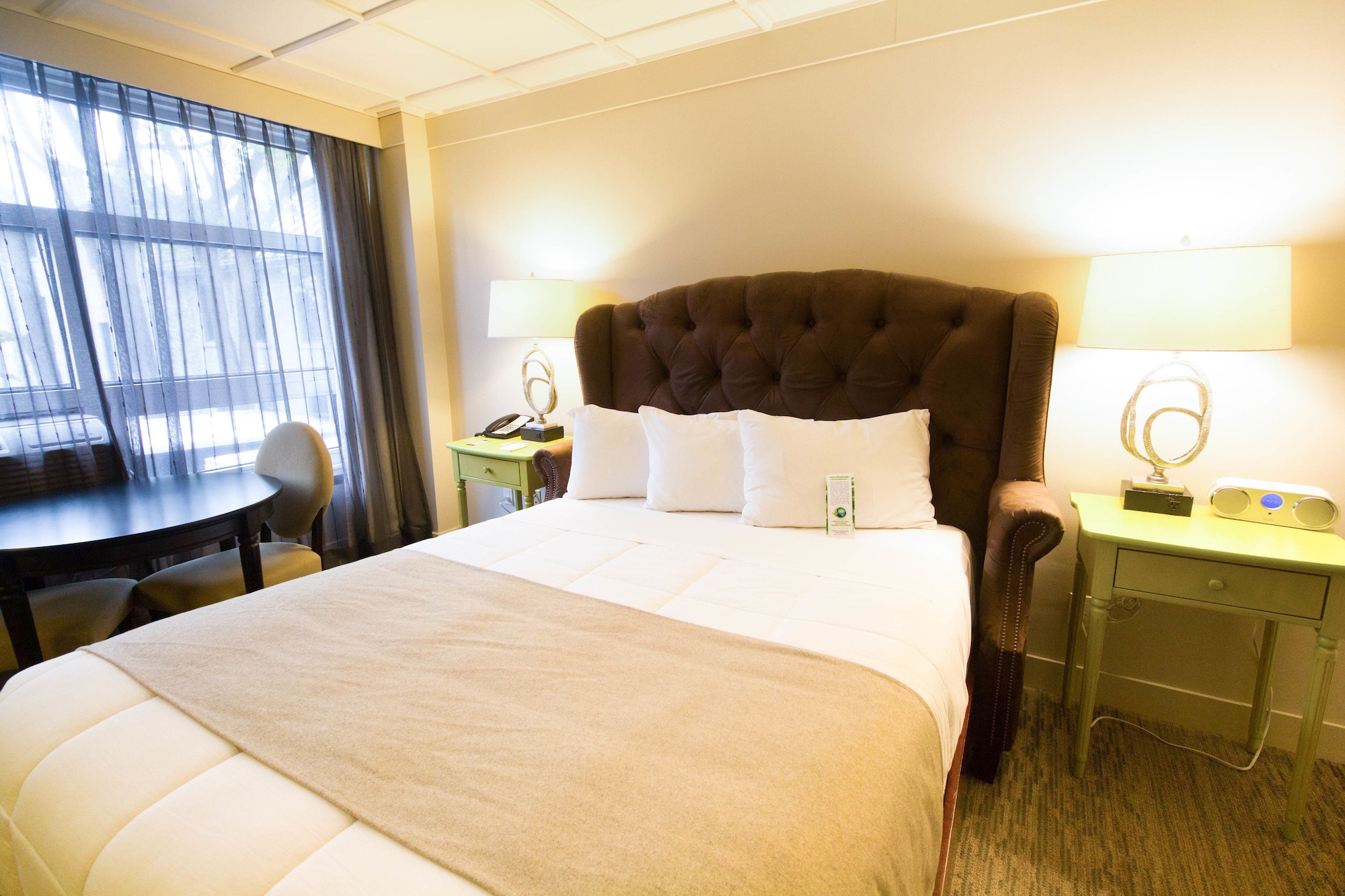 SUITE, KING BED, SOFA, KITCHENETTE