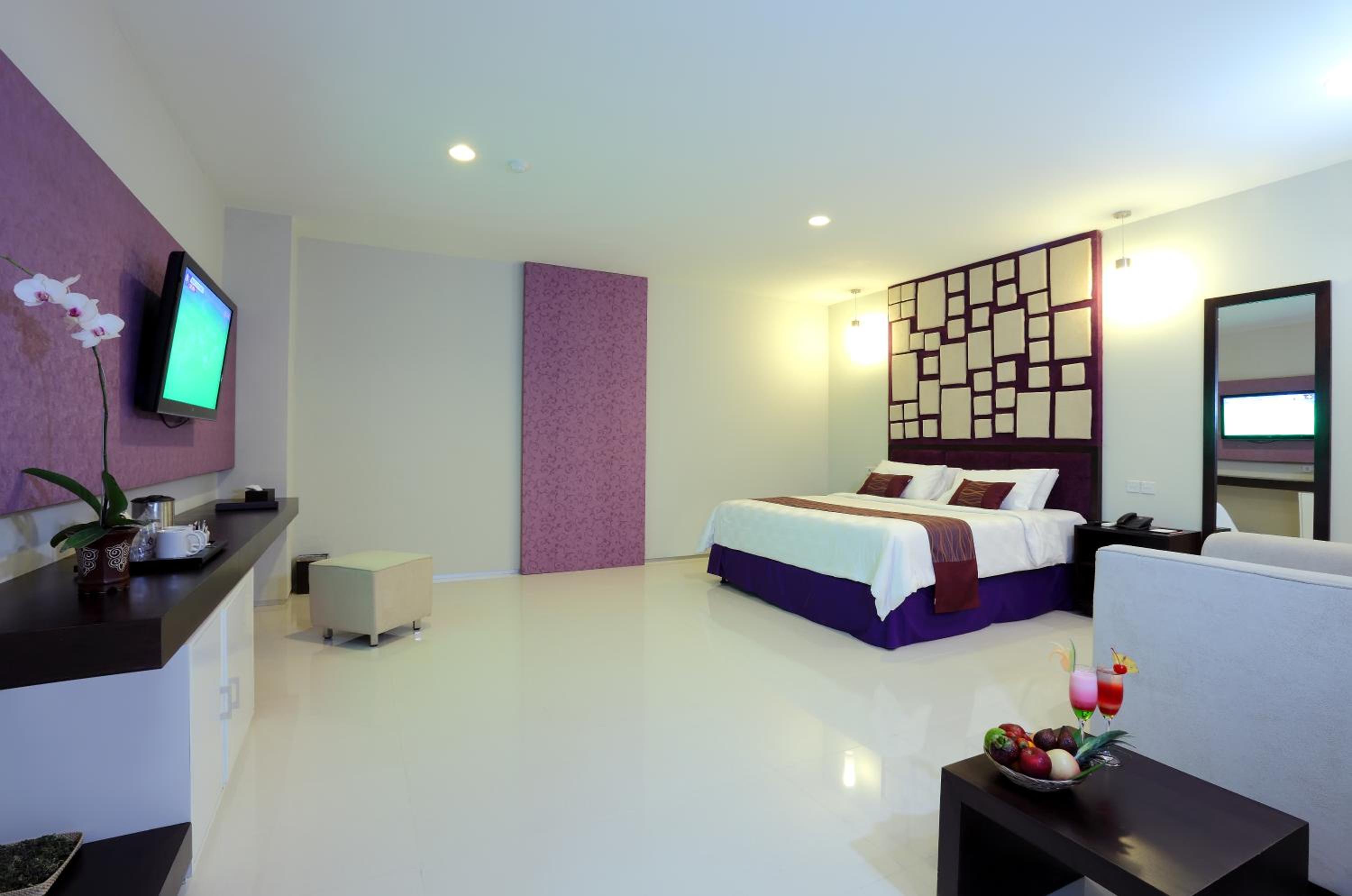 Room, King Bed, Pool View