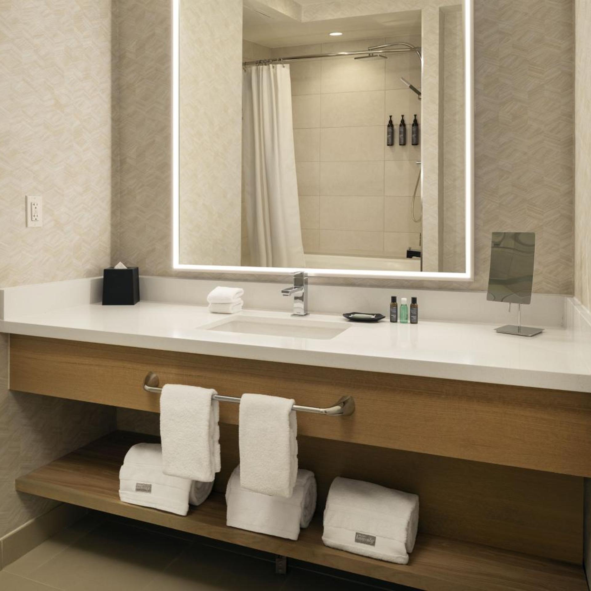 غرفة بسريرين كوين بشرفة، The Westin Denver Downtown 4/7