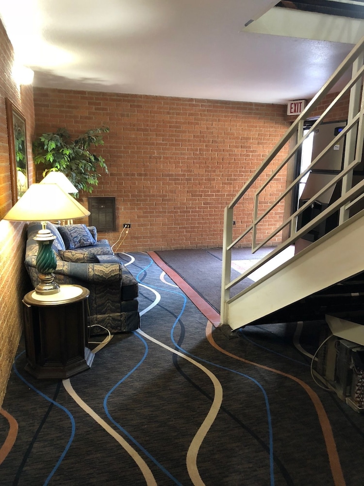 McGoverns Hotel and Suites 28/45