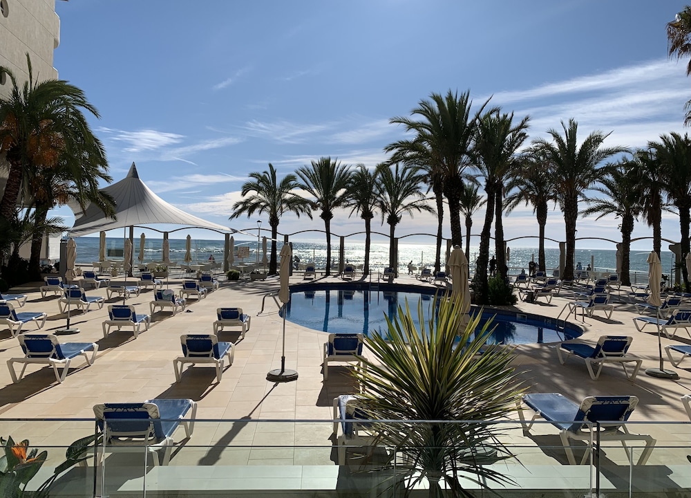 Caprici Beach Hotel & Spa 40/44