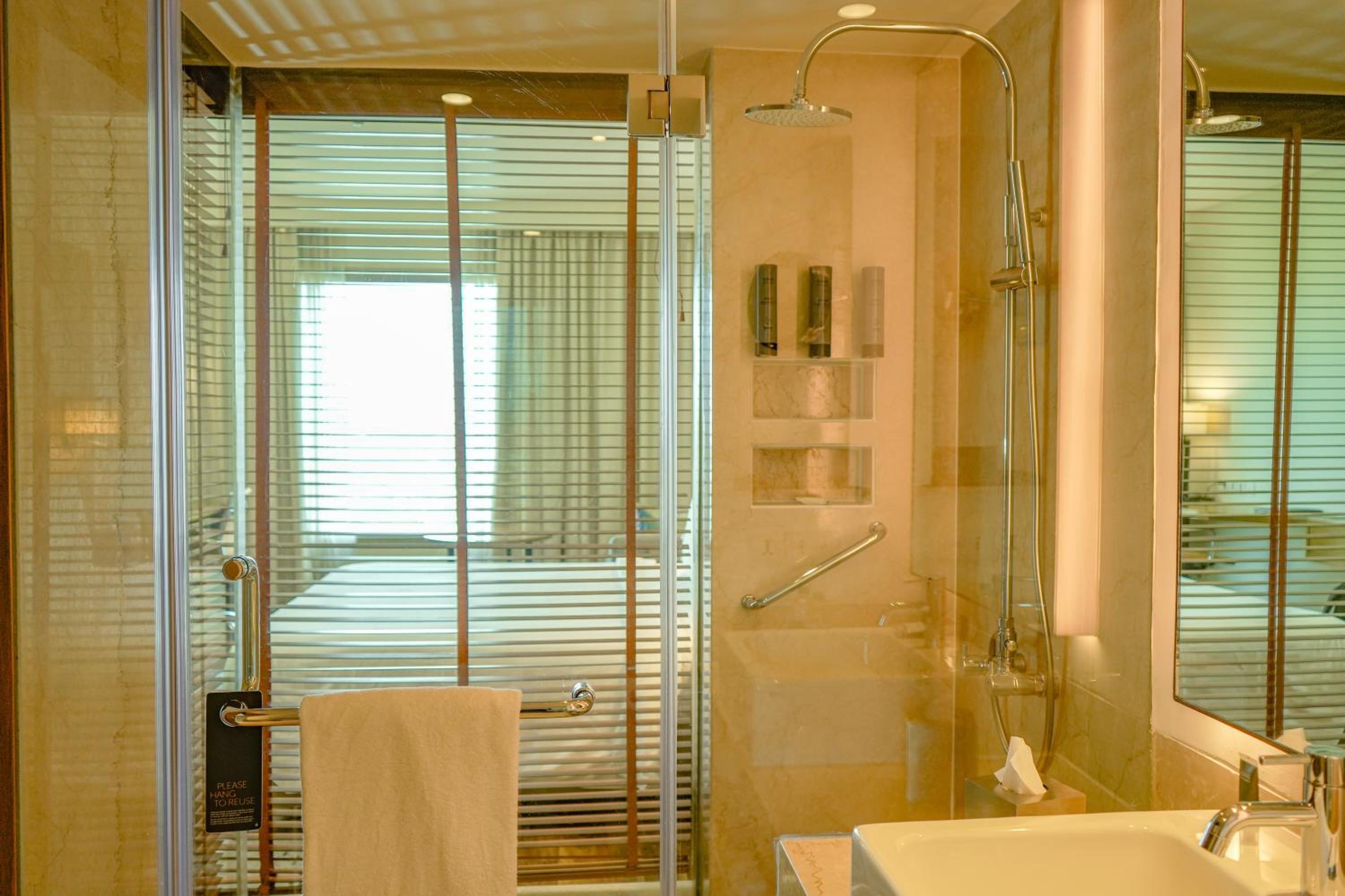 Guest Room, King Bed, High Floor, Courtyard By Marriott Gurugram Downtown 6/6