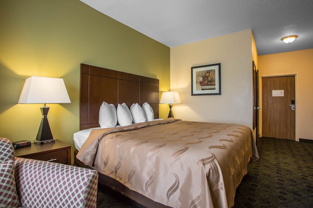 Quality Inn & Suites Bloomington I-55 and I-74 27/39