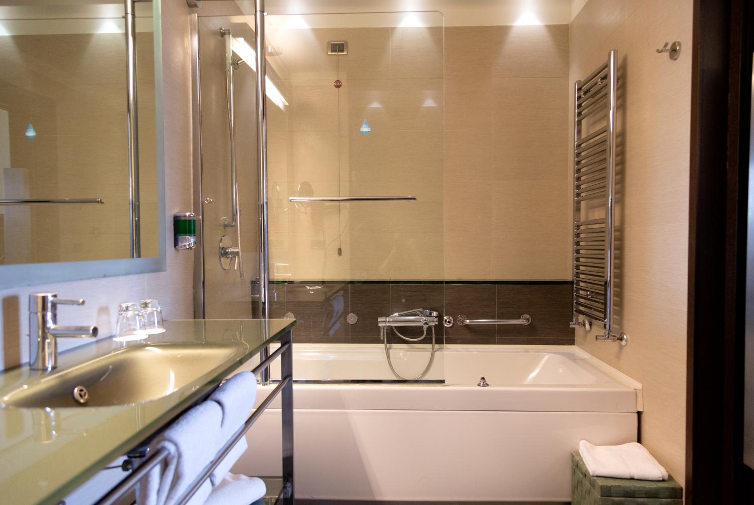 جناح، Hotel Selene 7/10