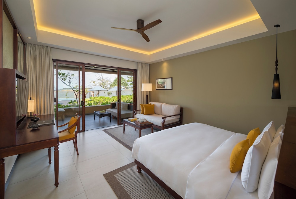 Deluxe, King Bed, Pool Side