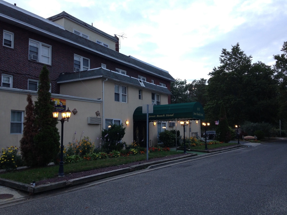 Jones Beach Hotel 4/46