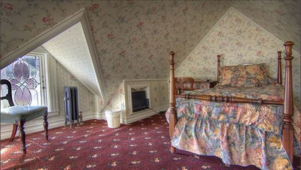 Gingerbread Mansion Inn 24/73