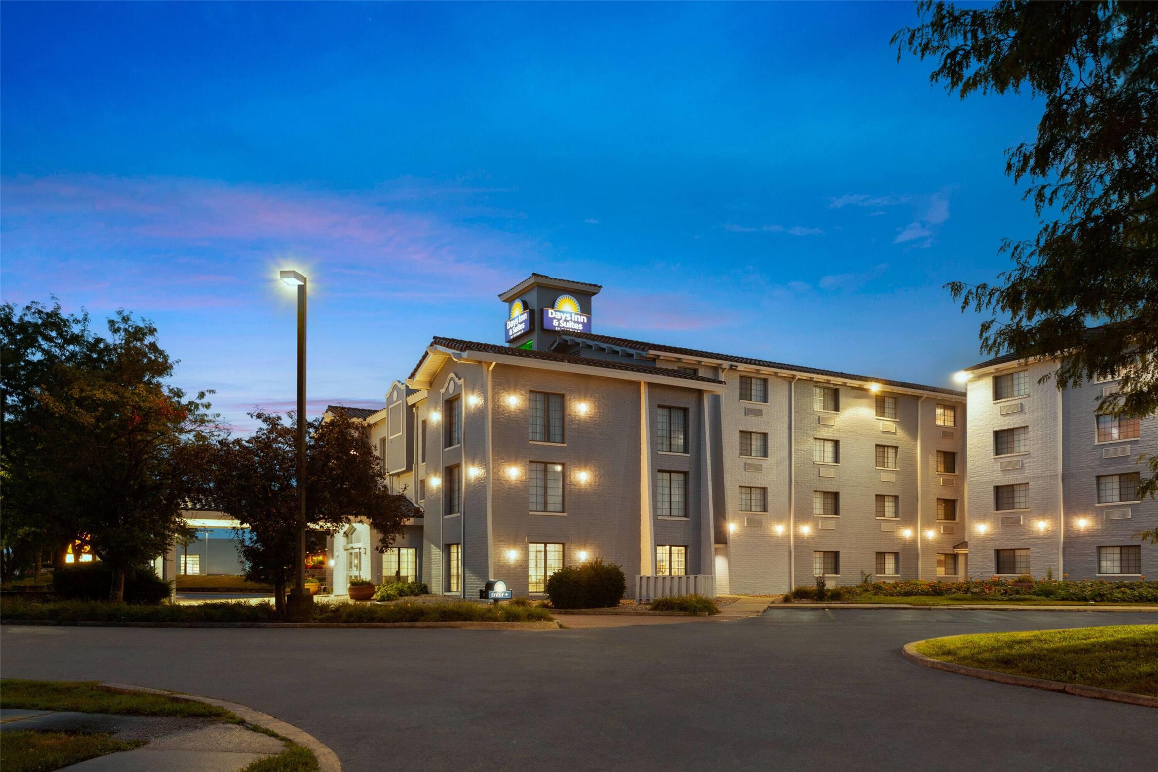 Days Inn & Suites by Wyndham Arlington Heights 1/36
