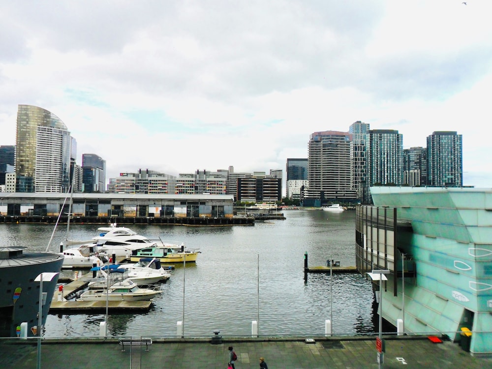 Akom Docklands 39/50