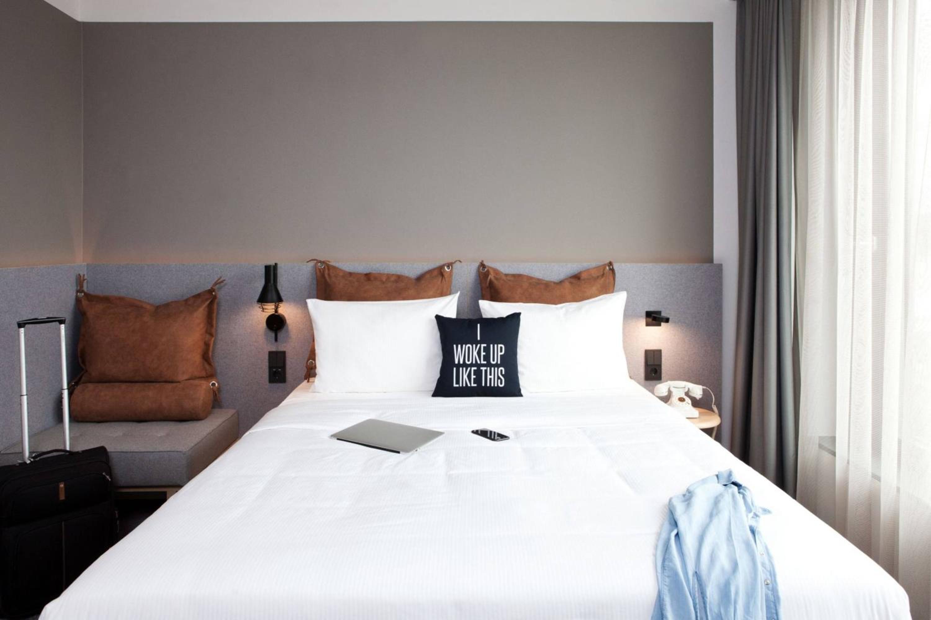 Moxy, Guest Room, Queen Bed, Inland View