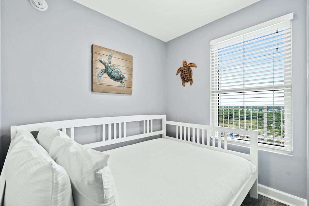 2 BEDROOMS, CONDO, SEA VIEW