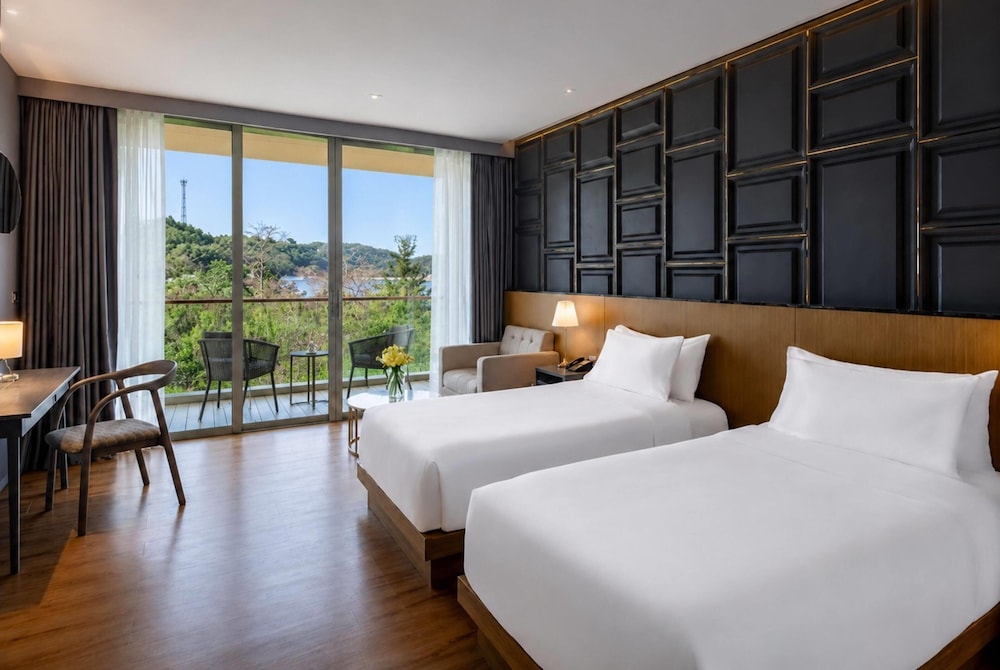 Wyndham Grand Nai Harn Beach Phuket 15/50