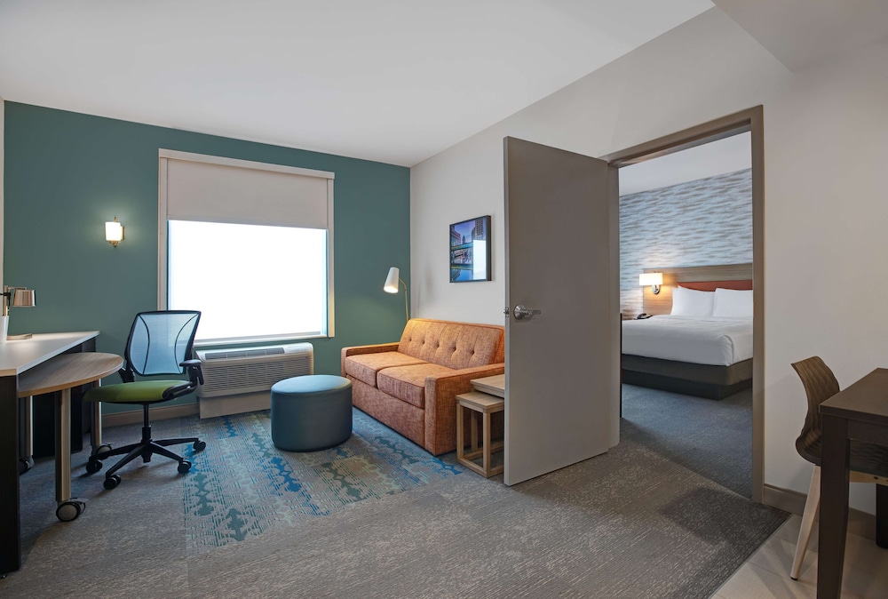 Home2 Suites by Hilton Milwaukee Downtown, WI 32/48