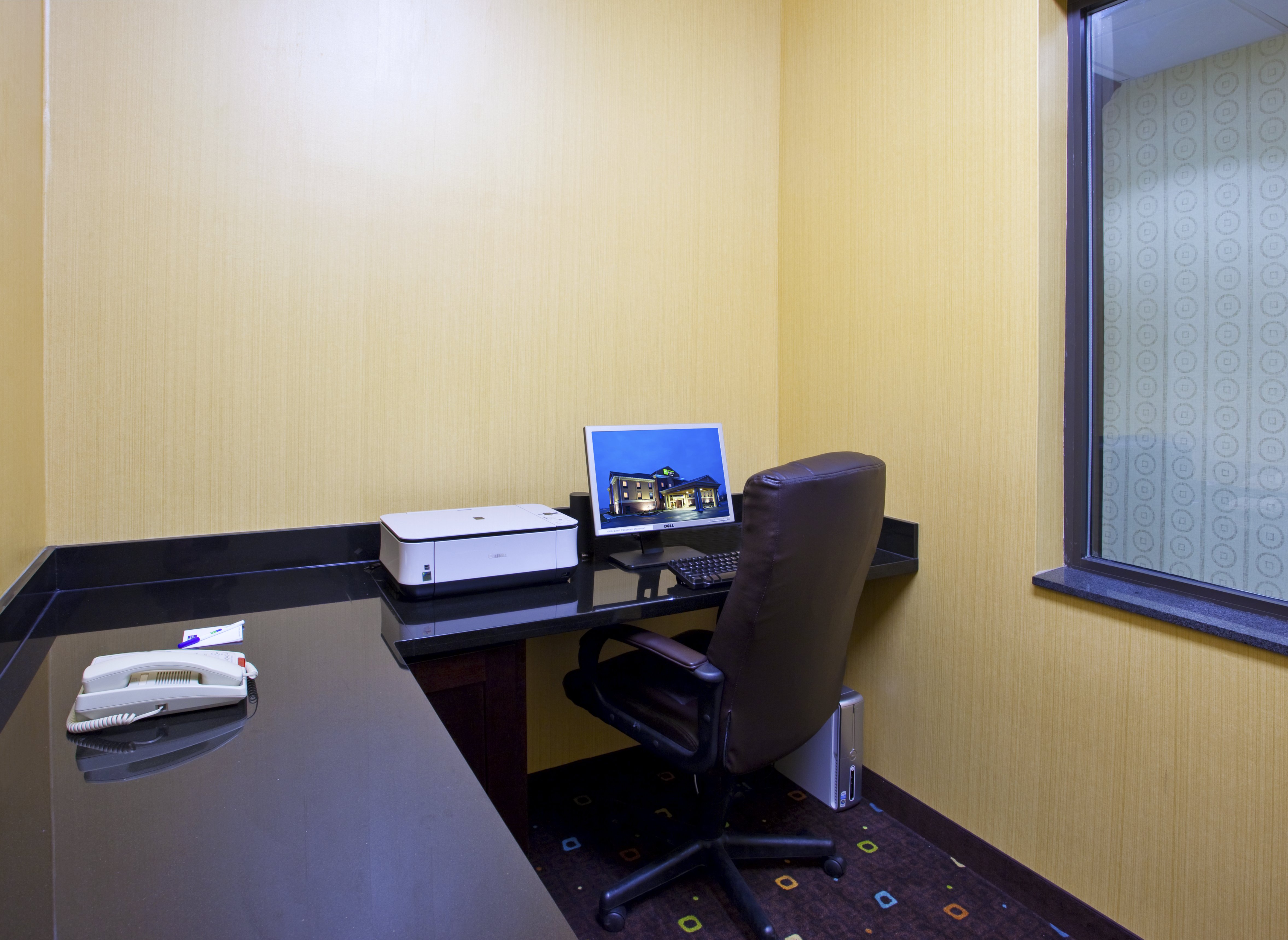 Holiday Inn Express Hotel Suites Van Wert 66/72