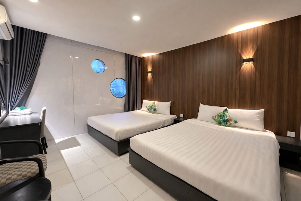 Holiday Hotel 35/59