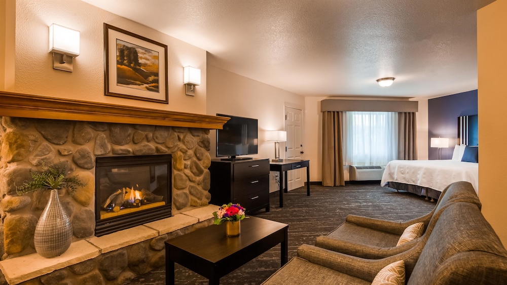 Best Western Plus Edmonds Harbor Inn 25/40