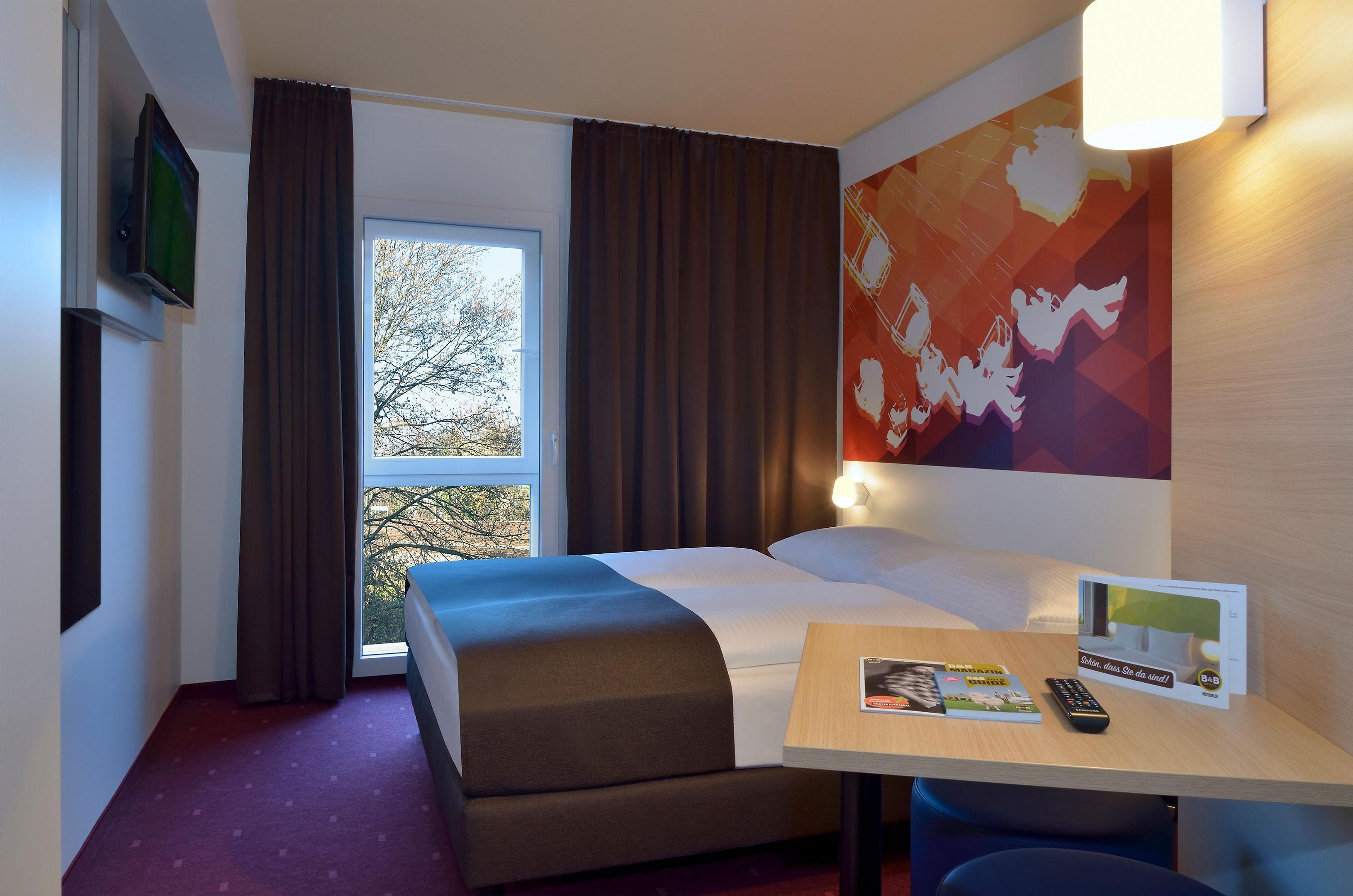 ROOM, DOUBLE BED