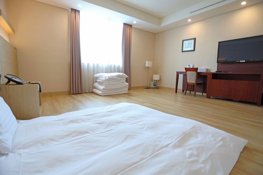 Sunshine Hotel 13/54