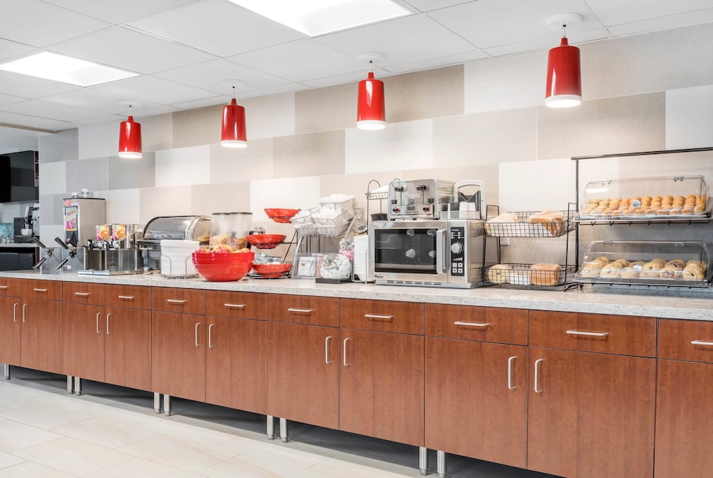 Ramada By Wyndham Minneapolis Golden Valley 30/42