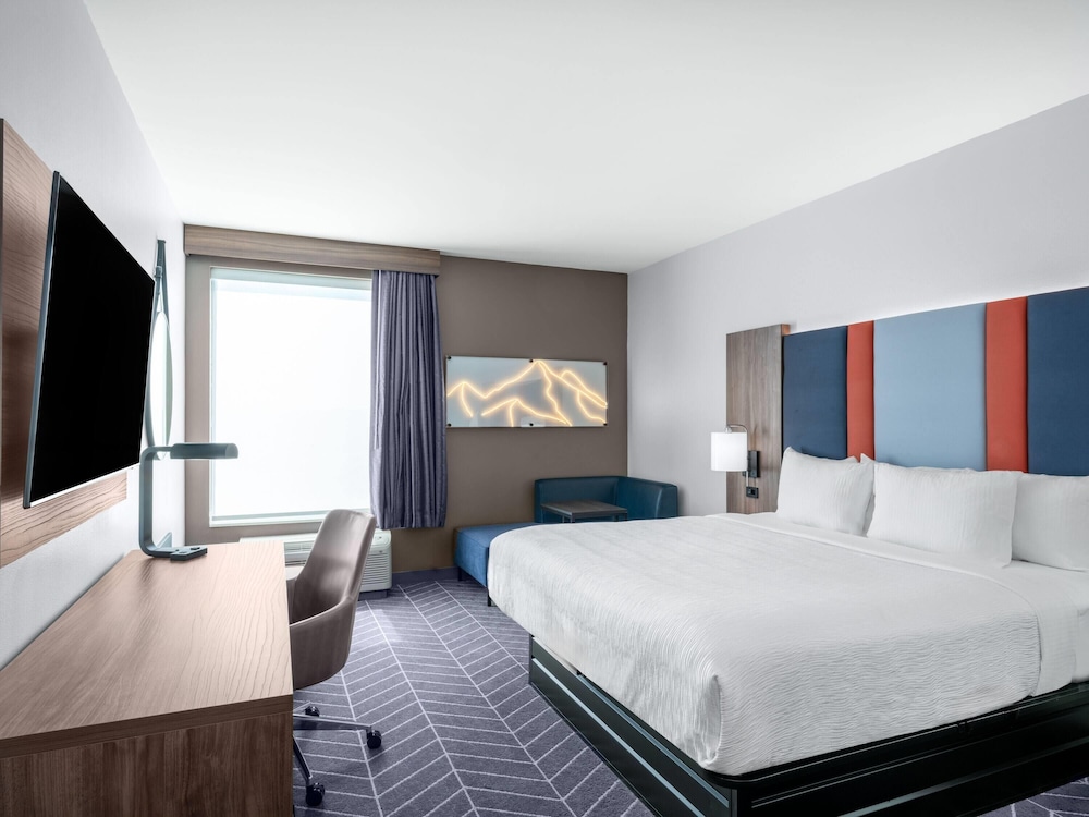 ROOM, KING BED