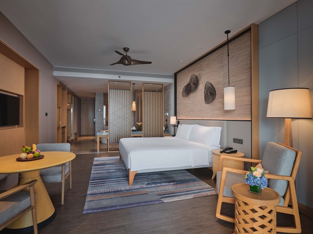 Standard, King Bed, Ocean Front, High Floor 2/5