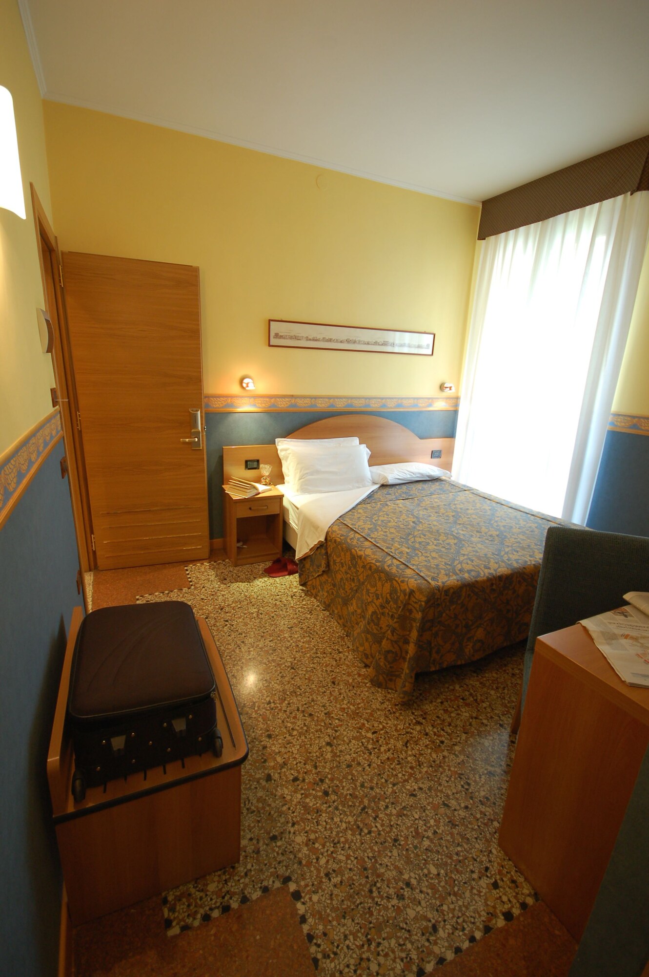 ROOM, SINGLE