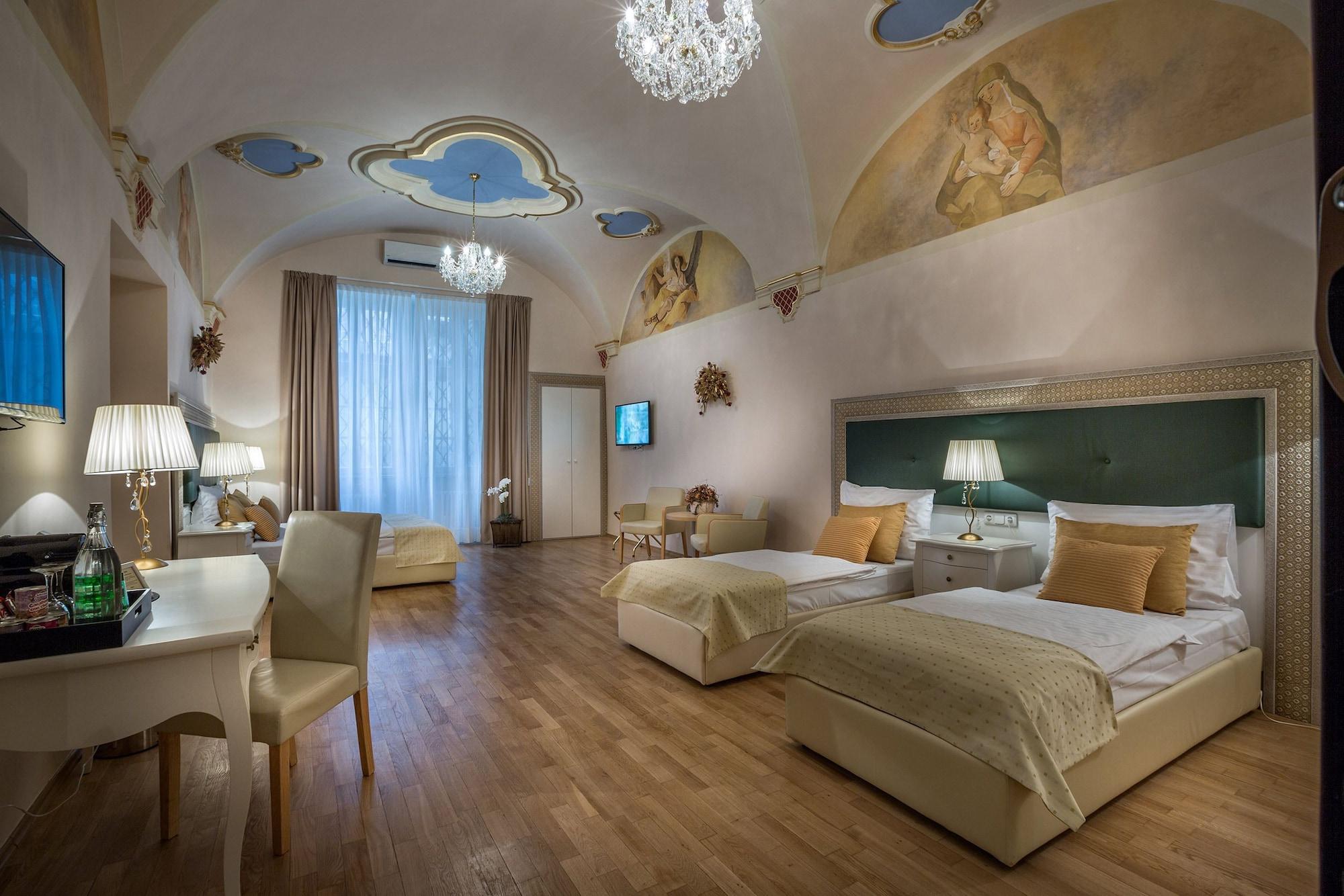 غرفة تنفيذية رباعية