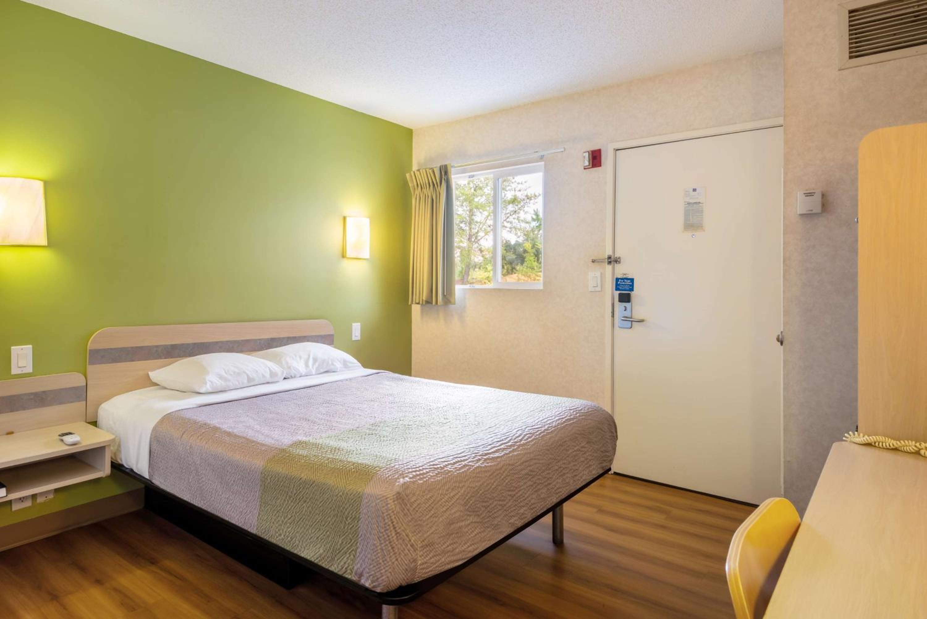غرفة بسرير كوين لذوي الإعاقة لغير المدخنين، Motel6 Statesville, NC 4/8