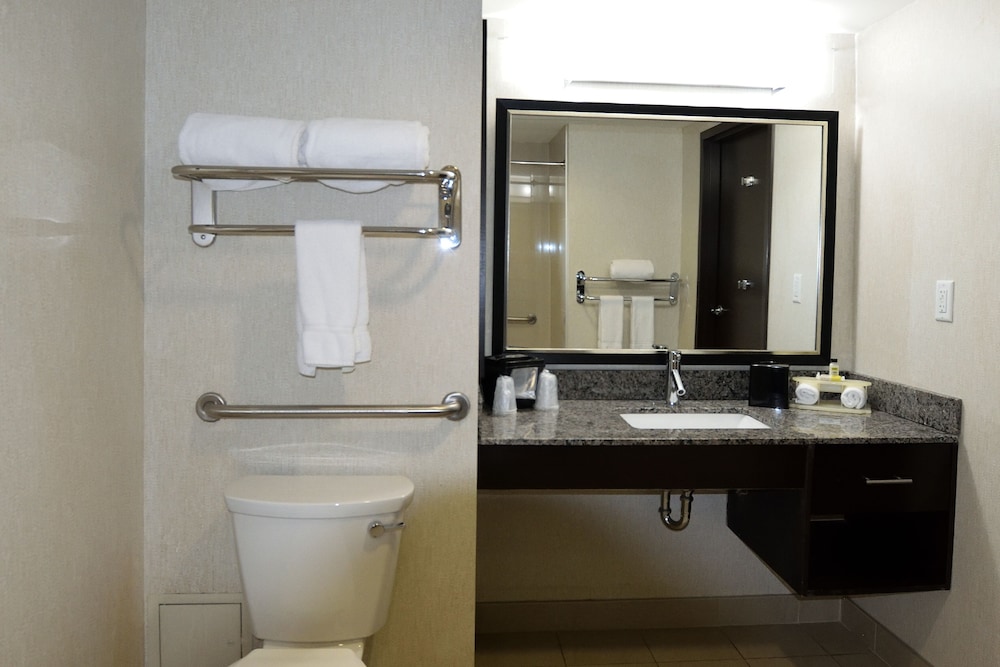 Holiday Inn Express And Suites Ottawa East Orleans 26/70
