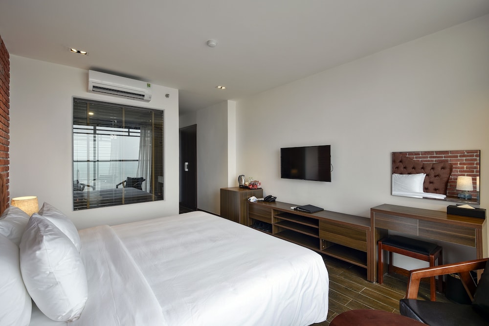 The Marron Hotel 12/50