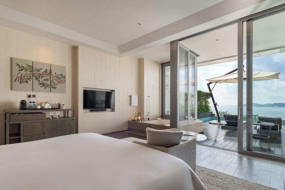 Room, King Bed, Panoramic Ocean View, with Pool