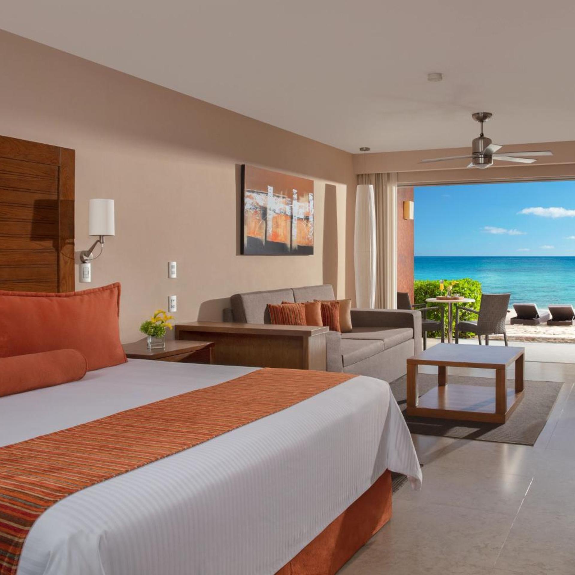 Preferred Club, Junior Suite, King Bed, Beach Front