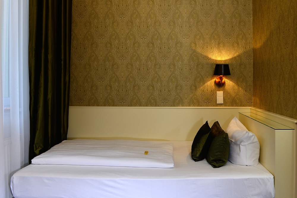 DOMSTERN HOTEL 42/64