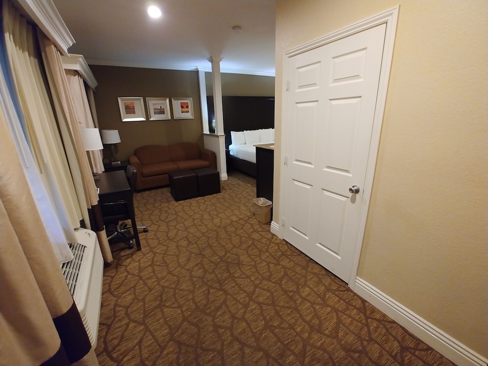 Comfort Inn & Suites Huntington Beach 25/43