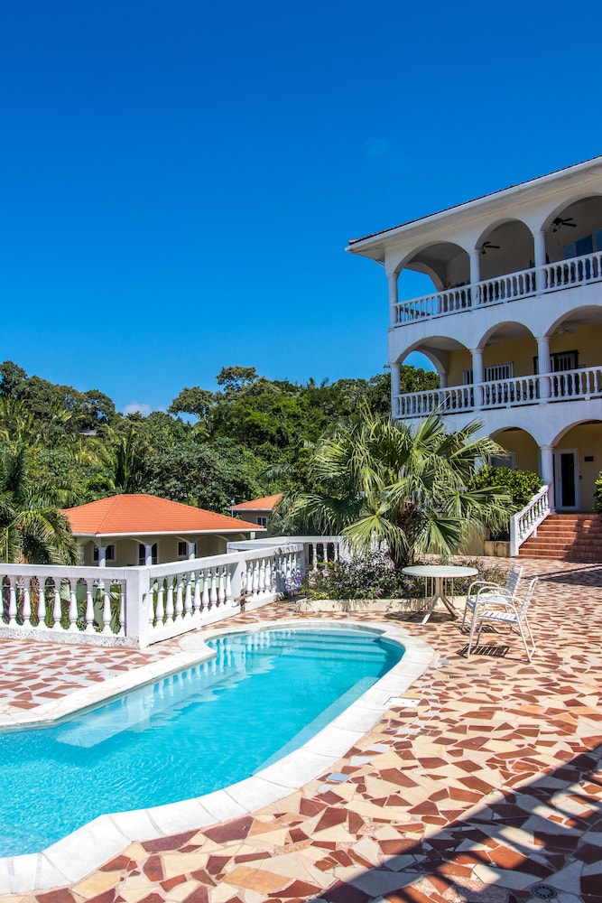 West End Divers Resort 24/28