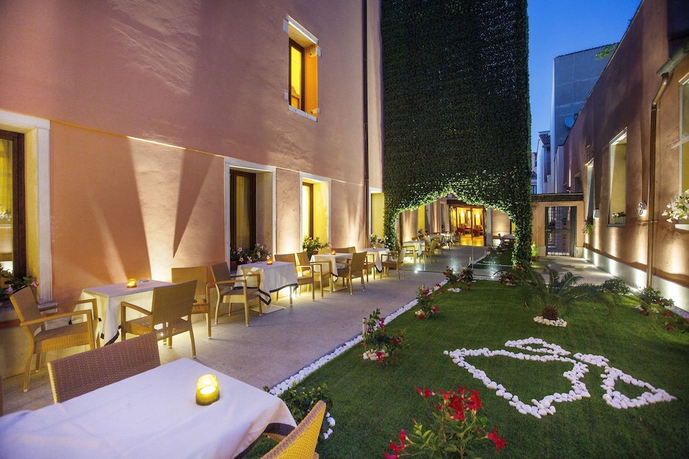 Ai Mori d'Oriente Hotel 48/50