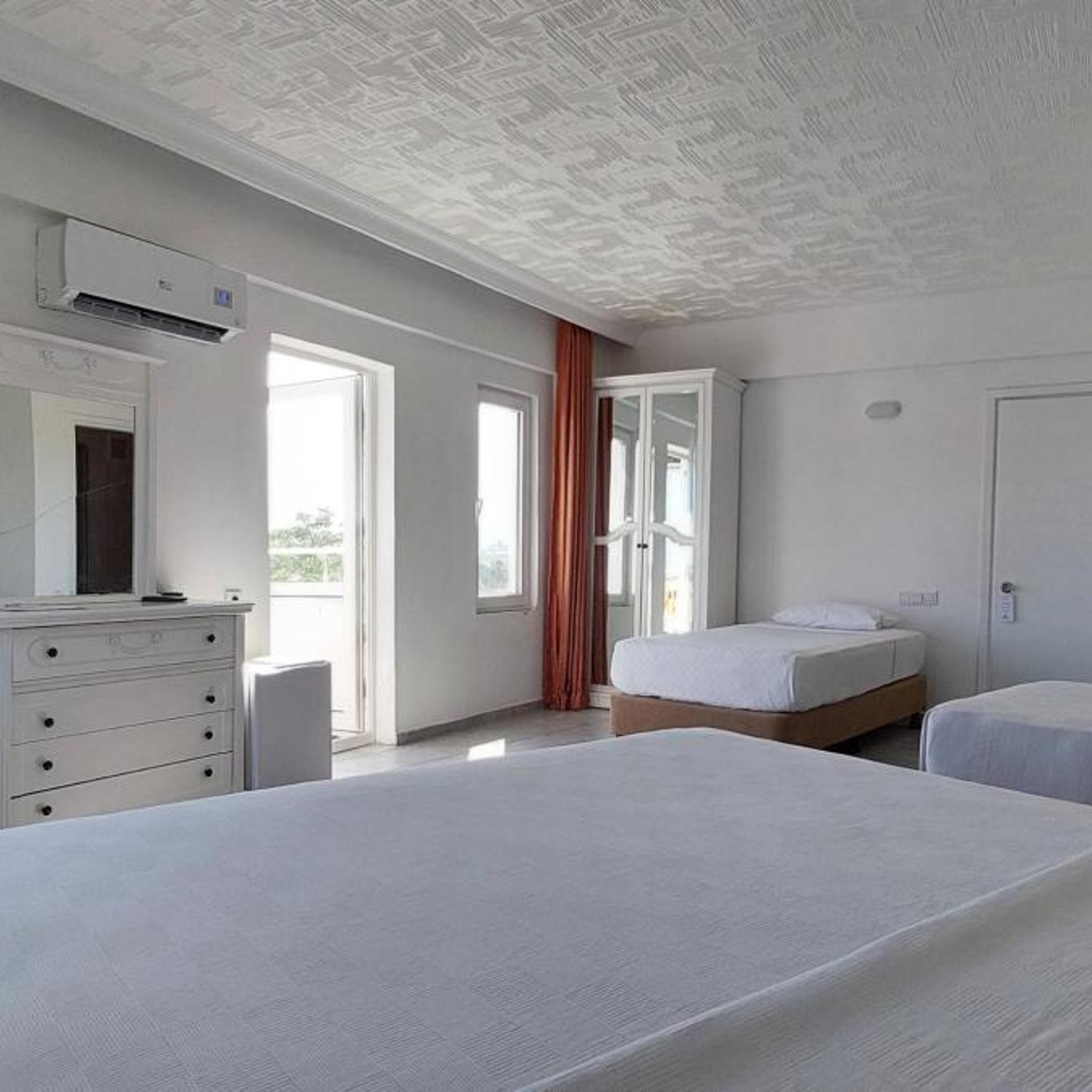 Room, Quadruple 8/9