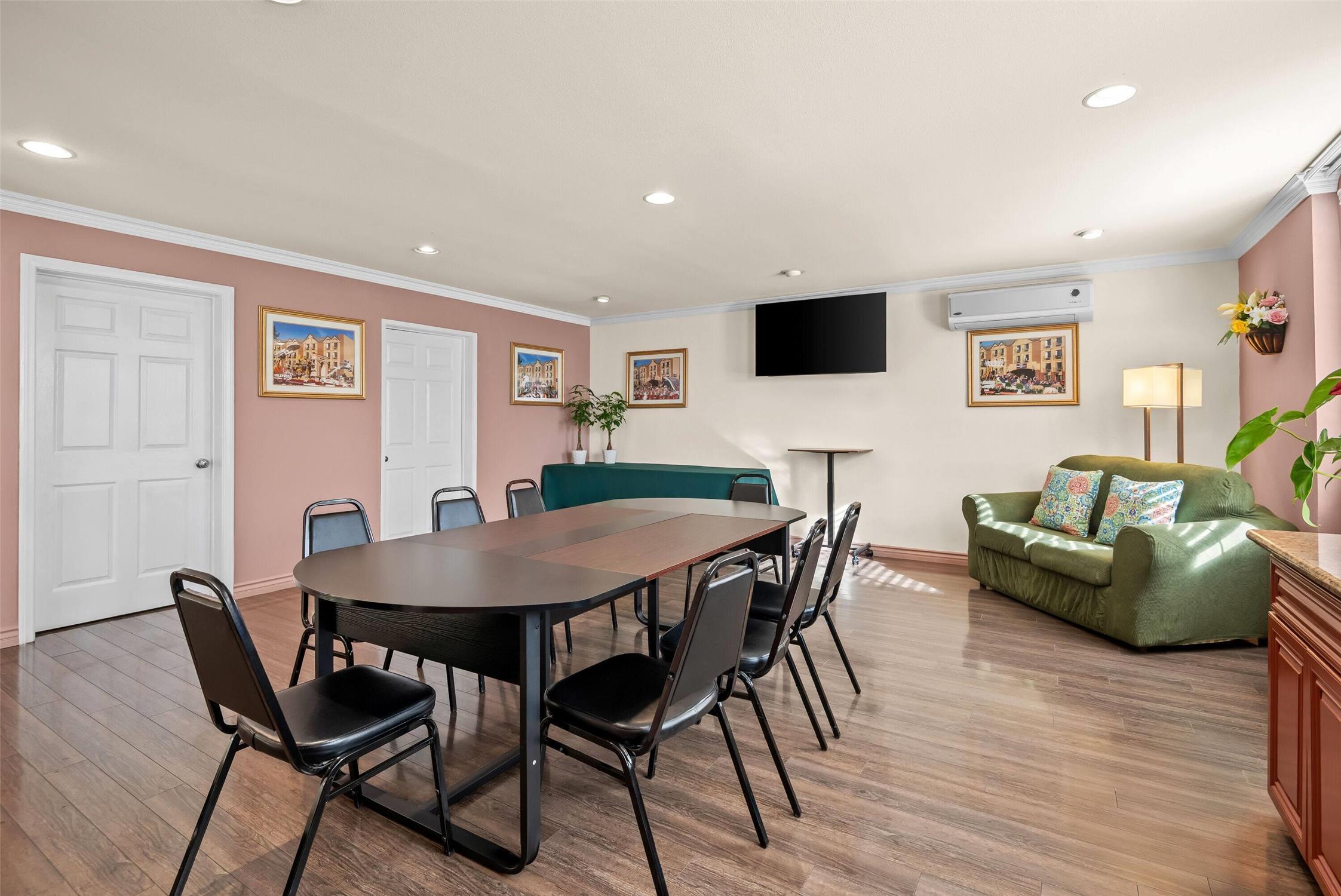 Howard Johnson by Wyndham Pasadena 32/52