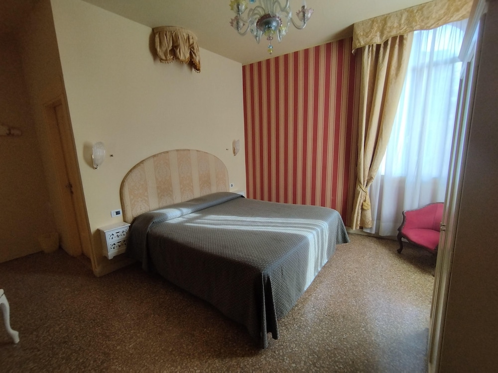 STANDARD, DOUBLE BED, CANAL VIEW