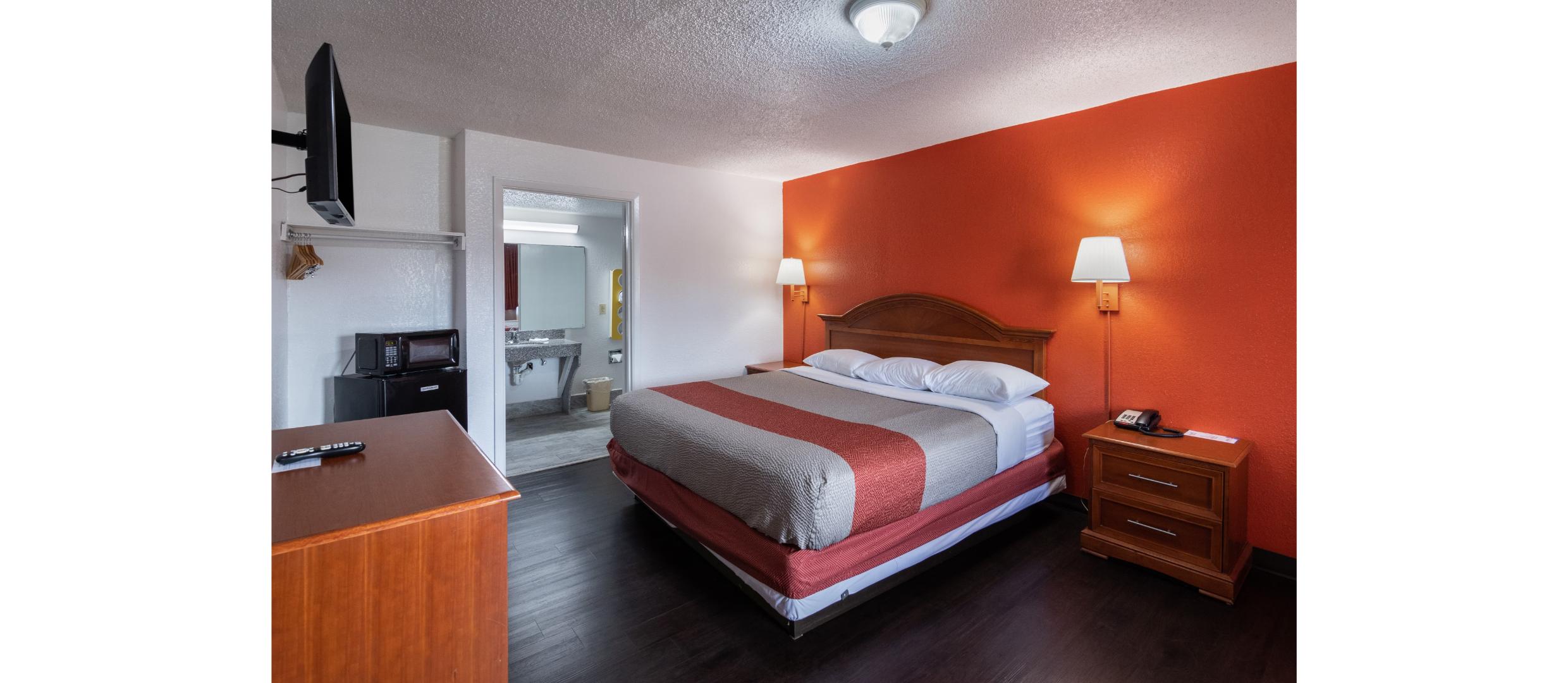 1 King Bed - Non-Smoking, Micfridge
