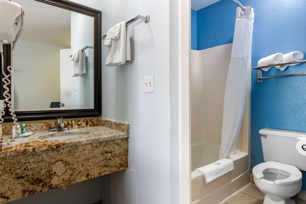 Quality Inn Sarasota North Near Lido Key Beach 10/30