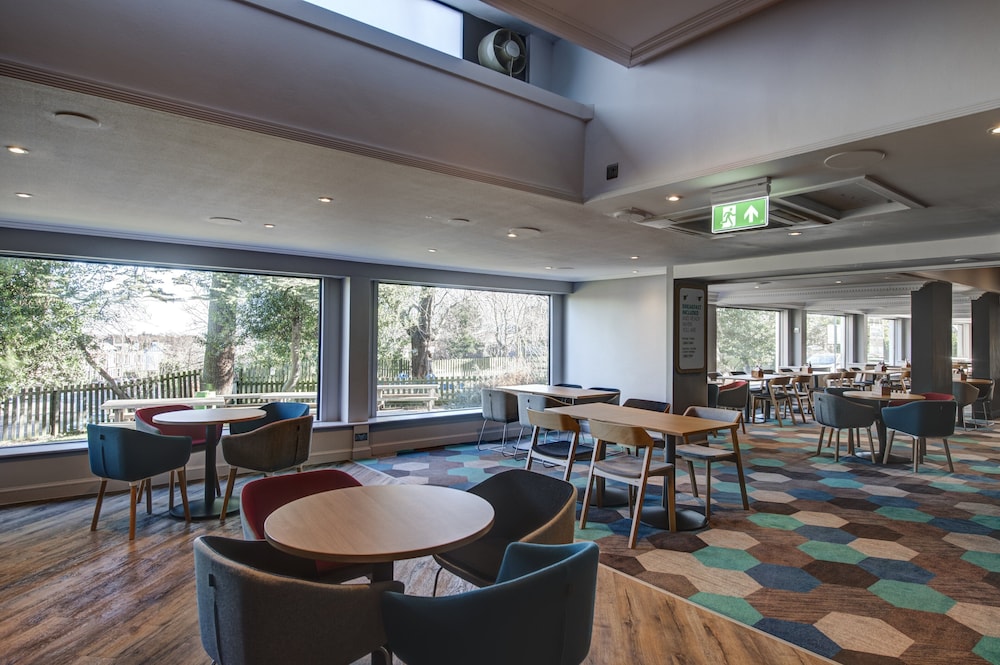 Holiday Inn Express Edinburgh City West 35/52