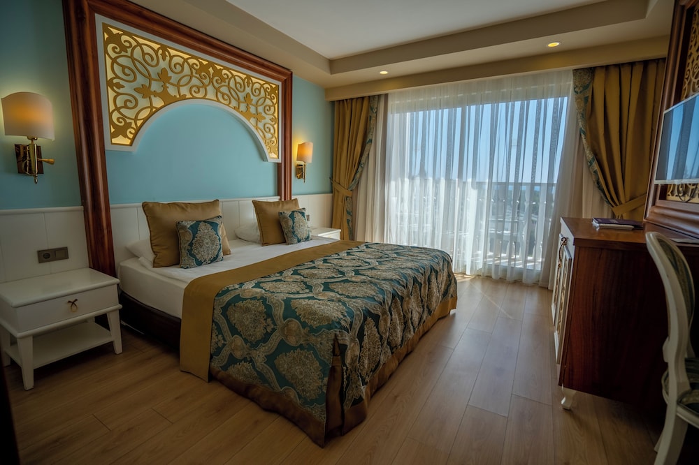 J Adore Deluxe Hotel Spa 12/50