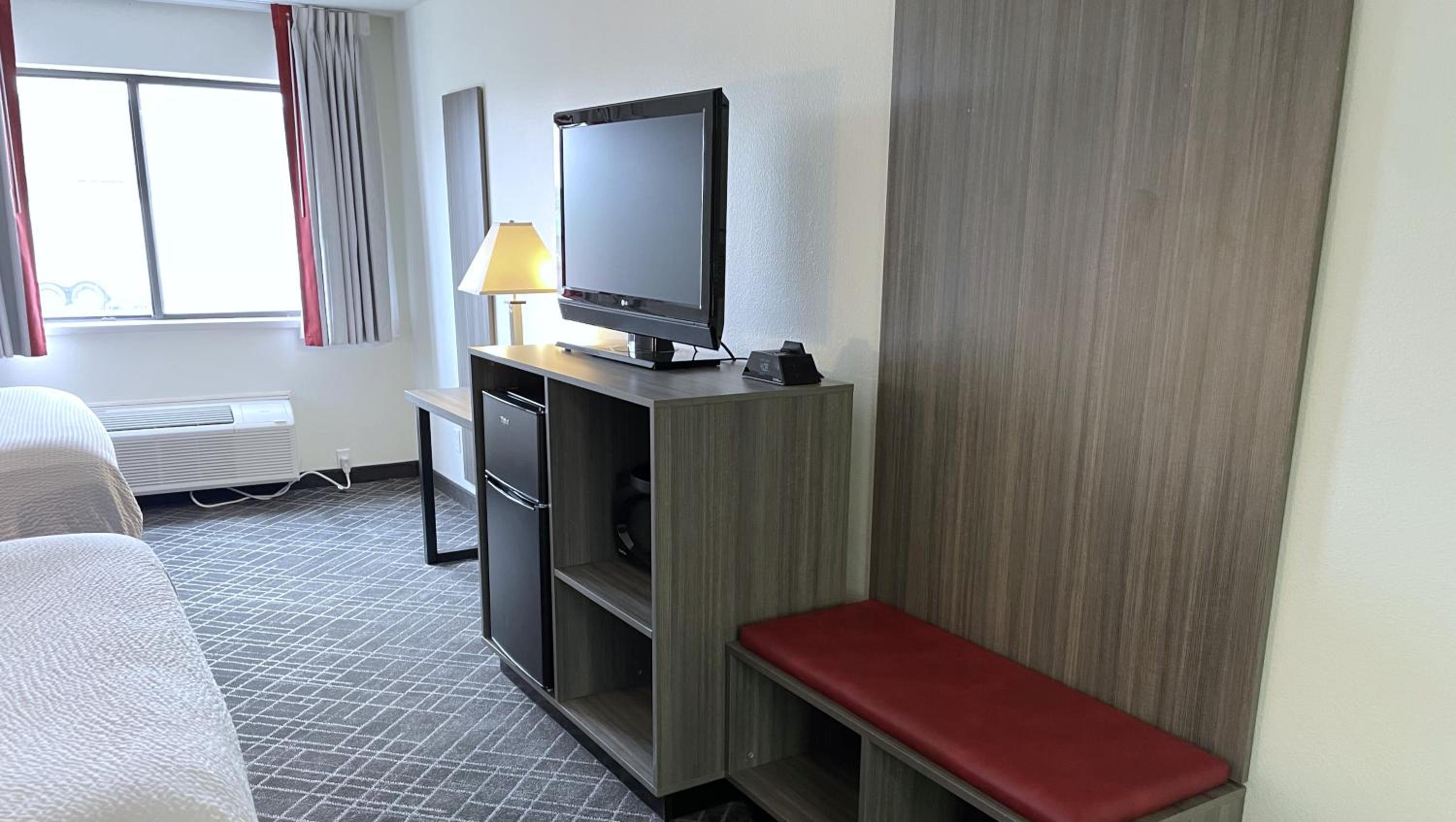 غرفة بسريرين كوين بحوض استحمام لذوي الإعاقة، Ramada by Wyndham Waupaca 7/10