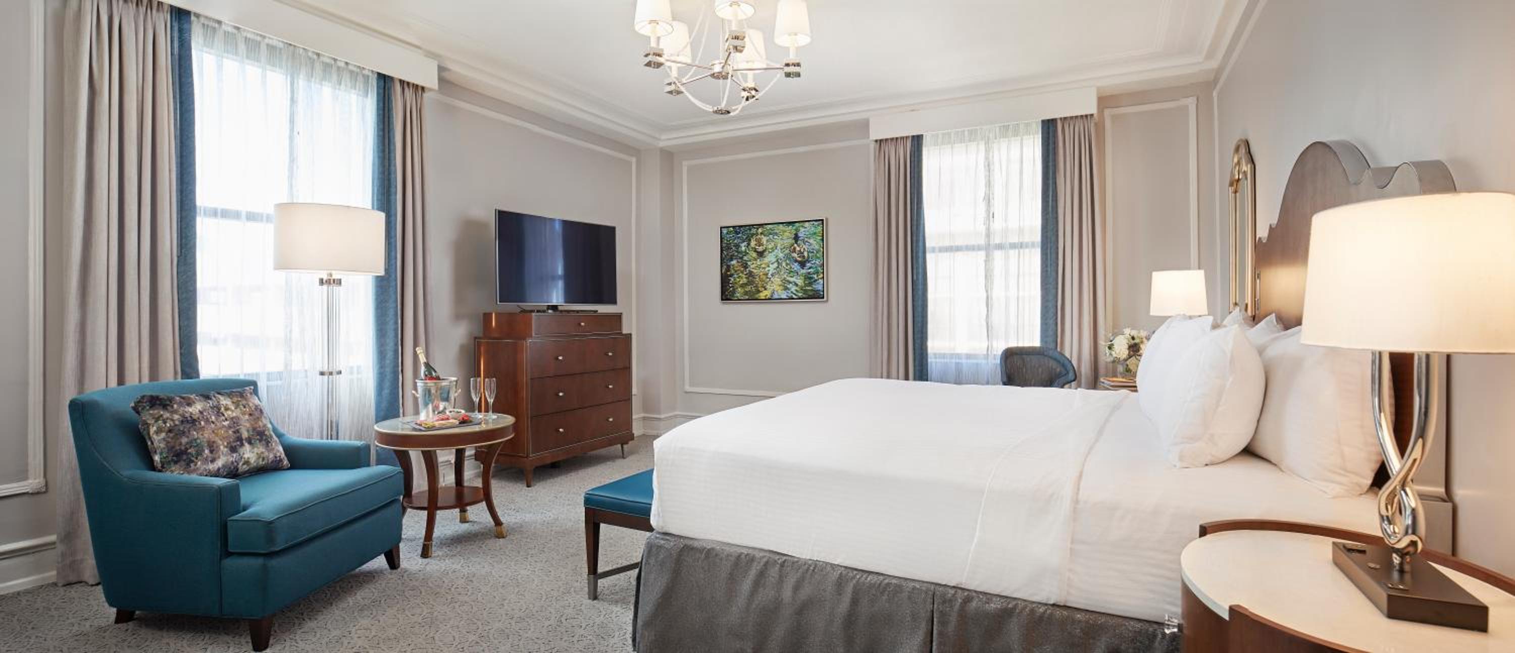DELUXE, KING BED
