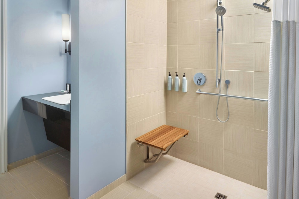جناح بسرير كوين لذوي الإعاقة، Courtyard By Marriott New Orleans French Quarter/Iberville 4/5