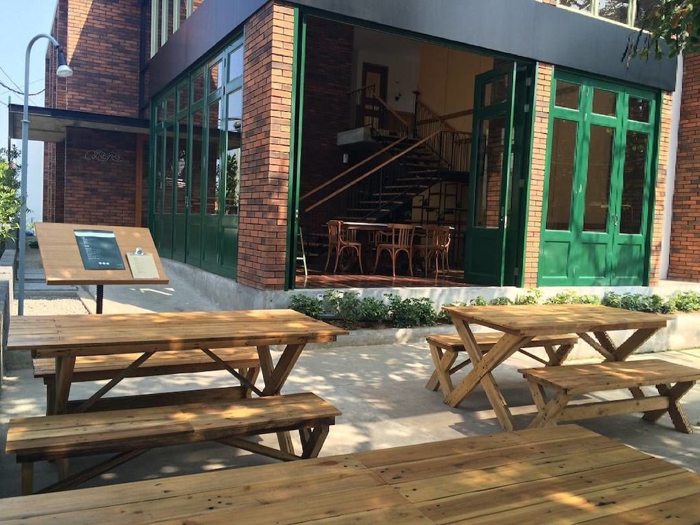 Oliver's Hostelry 25/26