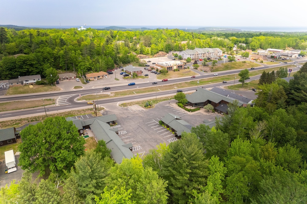 Cedar Motor Inn 54/56