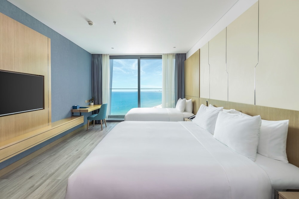 PREMIER, TRIPLE, PARTIAL SEA VIEW, BALCONY