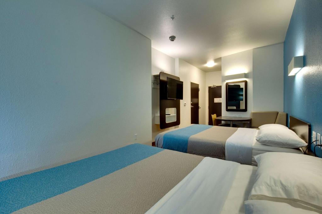 2 Queen Beds - Non-Smoking, Mini Fridge 3/10